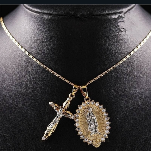 18 karat gold plated Crystal rhinestone cross pendant & 18 inch Chain - Picture 4 of 9